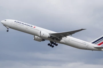 நடுவானில் தீப்பற்றிய ஏர் பிரான்ஸ் விமானம்... திகிலில் உறைந்த பயணிகள்: வீடியோ காட்சிகள் வெளியானது