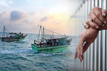 ඉන්දියාවෙන් ආපු හොර බෝට්ටුවක් නොරොච්චෝලේදී පෙරළෙයි.. කෝටි 18ක මත්පෙති මුහුදේ පාවේ