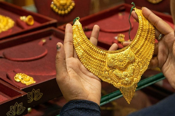 ஒரே நாளில் தங்கம் ரூ.3,360 குறைவு - வெள்ளி விலை ரூ.23,000 சரிவு | Gold And Silver Price Massive Drop In Chennai ஒரே நாளில் தங்கம் ரூ.3,360 குறைவு - வெள்ளி விலை ரூ.23,000 சரிவு | Gold And Silver Price Massive Drop In Chennai