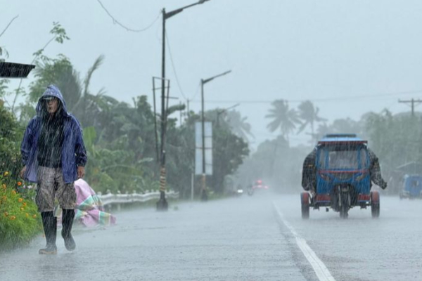 கோர தாண்டவம் ஆடிய சூறாவளி ; விமான சேவைகள் இரத்து | A Fierce Storm Raged Wildly