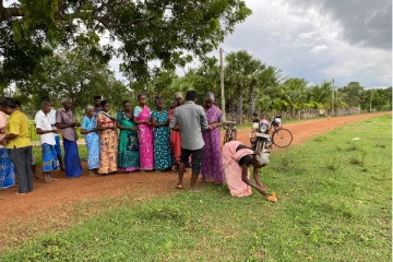 இராணுவத்தினரின் அச்சுறுத்தலுக்கு மத்தியிலும் மாவீரர் துயிலும் இல்லத்தில் துப்பரவு பணி! (Video)