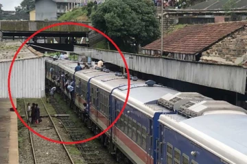 දුම්රිය මැදිරිවල වහලය මත ගමන් ගත් පිරිසට අවසානයේ සිදුවූ දේ.(PHOTOS)