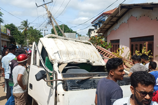 பொலிஸாரால் துரத்தப்பட்ட லொறி விபத்தில் சிக்கியது | Lorry Chased By The Police Was Involvedaccident