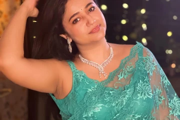 ட்ரான்ஸ்பரென்ட் சேலையில் ஹாட் போஸ் கொடுத்த பூனம் பஜ்வா