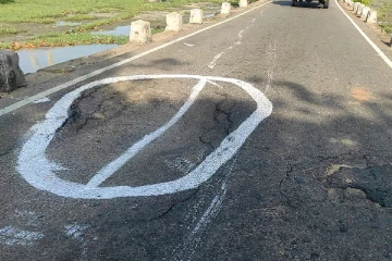 திடீரென தாழிறங்கிய வீதி! : பொதுமக்களுக்கு விடுக்கப்பட்ட எச்சரிக்கை (Photos)