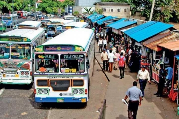 மக்களை நெருக்கடிக்குள்ளாக்கிய தனியார் பேருந்து