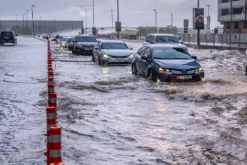 பேய் மழைக்கு மூழ்கிய துபாய்.. மக்களுக்கு அறிவுறுத்தல்: சிவப்பு எச்சரிக்கை விடுப்பு