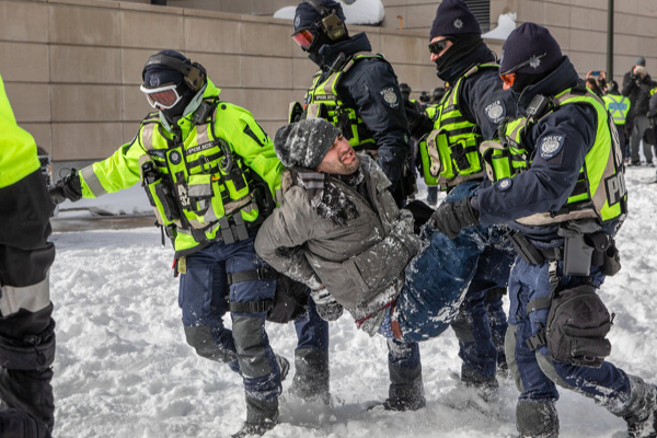 கனடாவில் காவல்துறை - பொதுமக்கள் மோதல்! பலர் கைது! | Police Begin To Make Arrests At Ottawa