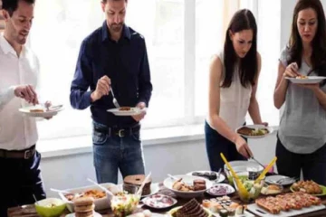 உங்களுக்கு நின்று கொண்டு சாப்பிடும் பழக்கம் உள்ளதா? அலட்சியம் வேண்டாம் ஆபத்து