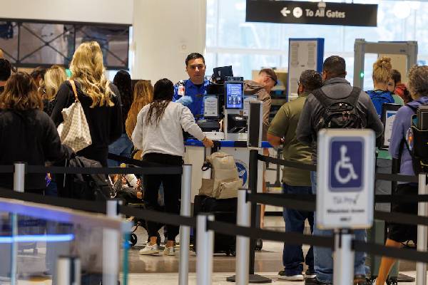 திணறும் பயணிகள்... ஸ்தம்பிக்கும் விமான நிலையங்கள்: 1200 விமானங்கள் ரத்து | Flight Cuts Shutdown Continues திணறும் பயணிகள்... ஸ்தம்பிக்கும் விமான நிலையங்கள்: 1200 விமானங்கள் ரத்து | Flight Cuts Shutdown Continues