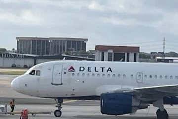 விமானமொன்றின் என்ஜினுக்குள் சிக்கி உயிரிழந்த ஊழியர்