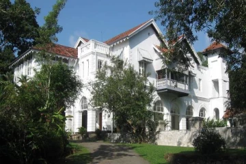 சந்திரிக்காவின் வீட்டில் இரகசியமாக நுழைந்த இளைஞன் மீது துப்பாக்கிச்சூடு