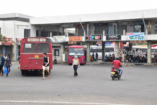 மன்னாரில் கடையடைப்பு: வழமை போன்று நடக்கும் செயற்பாடுகள் | Itak Hartal In The North Mannar