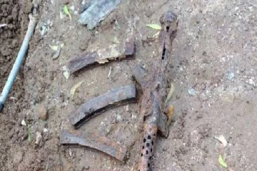 காணியிலிருந்து துருப்பிடித்த துப்பாக்கி மற்றும் ரவைகள் மீட்பு