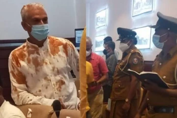 சுதந்திரக் கட்சியின் உறுப்பினர் மீது மிளகாய்த்தூள் கலந்த கூழ் மூட்டையை வீசிய பெண் உறுப்பினர்!