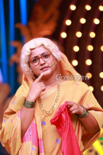 சிறகடிக்க ஆசை சீரியல் புகழ் கோமதி ப்ரியாவா இது?... வித்தியாசமான லுக்கில் ஆளே மாறிட்டாரே | Siragadikka Aasai Serial Actress Latest Photo