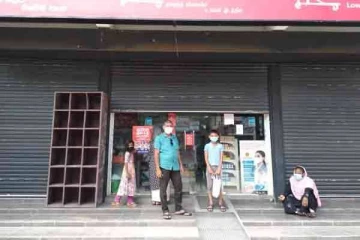 மட்டக்களப்பில் சீனிக்காக காத்திருந்த மக்கள்