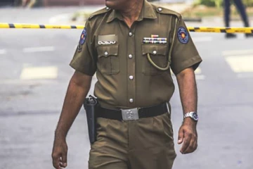 பொலிஸ் உத்தியோகத்தர் ஒருவரின் இழிவான செயல்: மொரட்டுவ பகுதியில் சம்பவம்