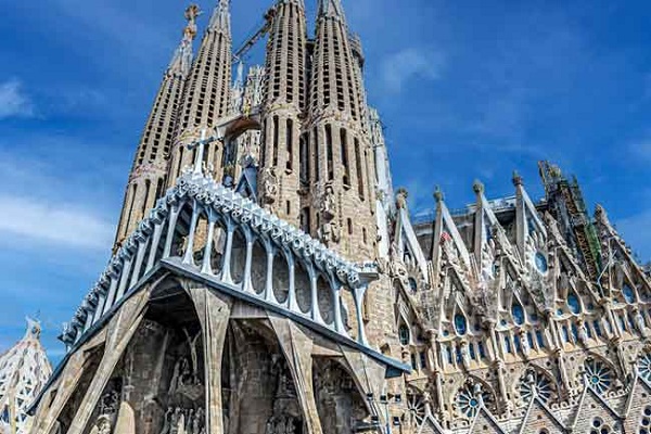 உலகின் மிக உயரமான தேவாலயமாக மாறிய சாக்ரடா ஃபேமிலியா | Sagrada Familia Becomes Tallest Church The World உலகின் மிக உயரமான தேவாலயமாக மாறிய சாக்ரடா ஃபேமிலியா | Sagrada Familia Becomes Tallest Church The World