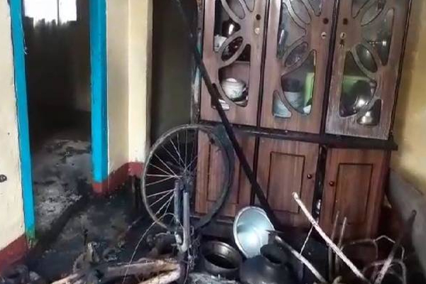 இரவுவேளை திடீர் தீ விபத்து: முற்றாக எரிந்த வீடு! மூவருக்கு நேர்ந்த நிலை | Dayagama Apartment Home Fire Accident Damage