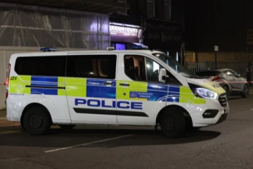 லண்டனில் முடிதிருத்தும் கடைக்குள் நுழைந்த நபர் திடீர் துப்பாக்கிச்சூடு! படுகாயத்துடன் 4 பேர் மருத்துவமனையில் அனுமதி..