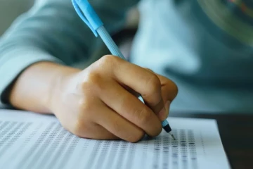 வினாத்தாளை இணையத்தில் வெளியிட்ட பெண் - வாழ்நாள் தடை விதித்து அதிரடி நடவடிக்கை