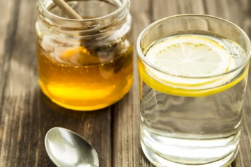 வெறும் வயிற்றில் எலுமிச்சை நீரில் தேன் கலந்து குடிப்பது நல்லதா? கெட்டதா?