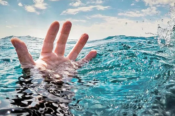 பெற்றோருடன் சென்ற சிறுவன் நீச்சல் குளத்தில் மூழ்கி உயிரிழப்பு | Boy Dies After Drowning In Swimming Pool பெற்றோருடன் சென்ற சிறுவன் நீச்சல் குளத்தில் மூழ்கி உயிரிழப்பு | Boy Dies After Drowning In Swimming Pool