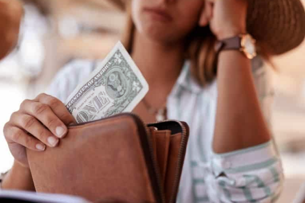 பணம் கைகளில் தங்குவதில்லையா? இந்த பொருளை பர்சில் வைத்து பாருங்க பணம் குவியும் | Keep This Item In Your Purse For Money Problems பணம் கைகளில் தங்குவதில்லையா? இந்த பொருளை பர்சில் வைத்து பாருங்க பணம் குவியும் | Keep This Item In Your Purse For Money Problems