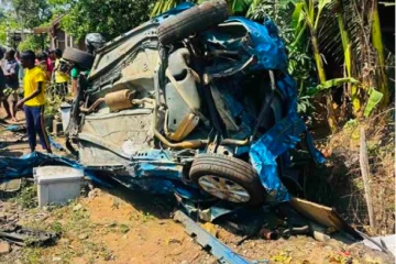 වාද්දූවේදී බිහිසුණු අනතුරක් - මෝටර් රථයක් දුම්රියක ගැටෙයි