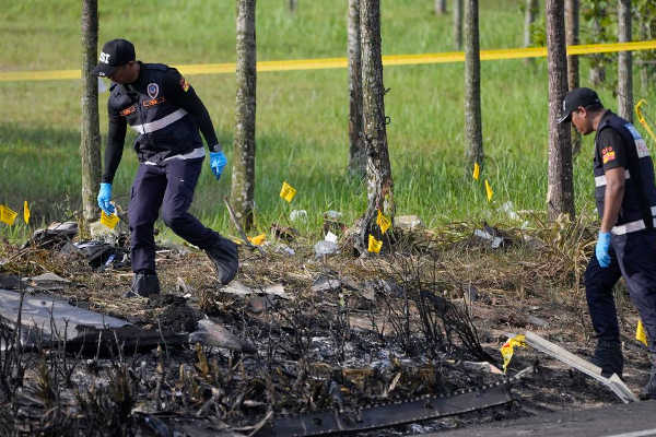 தரையிறங்குபோது விமானம் விழுந்து நொருங்கியதில் 10 பேர் பலி! | Ten People Were Killed When The Plane Crashed