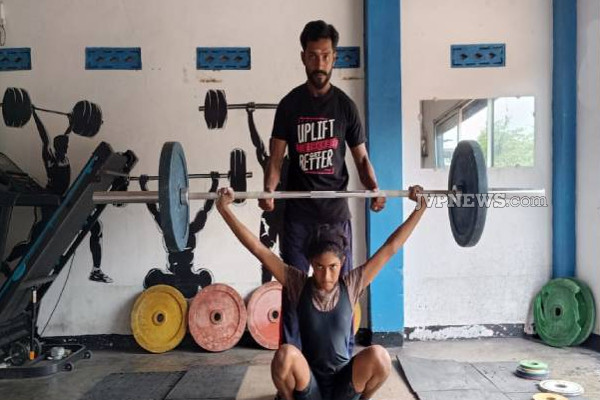 முதன்முறையாக வவுனியா மண்ணில் இருந்து தெர்வான மாணவி! குவியும் பாராட்டுக்கள் | Weightlifting Competition Select Vavuniya Student