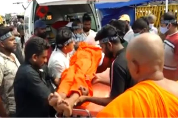 ගාලු මුවදොර අරගල භූමියේ උපවාසයක නිරත වූ පූජ්ය තෙරිපැහැ සිරිධම්ම හිමියන් කොළඹ ජාතික රෝහලට...(PHOTOS)