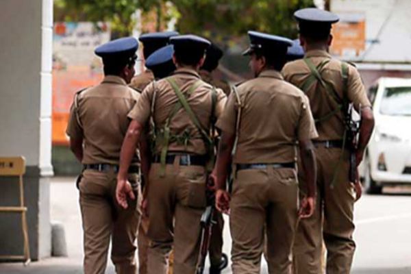 கணவனை கோடரியால் கொன்றுவிட்டு பிள்ளைகளுடன் பொலிசில் சரணடைந்த மனைவி | Wife Kills Husband With Axe Srilanka