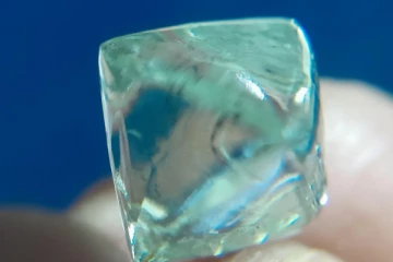 மண்ணில் இருந்து கிடைத்த 15.34 கேரட் வைரம்: சிறுவயது நண்பர்களுக்கு அடித்த அதிர்ஷ்டம்