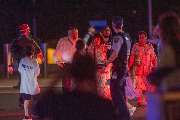 அவுஸ்திரேலியாவை நடுங்க வைத்த துப்பாக்கிச் சூடு... அதிர்ச்சி தெரிவித்த மன்னர் சார்லஸ் | King Charles Appalled Shooting In Sydney அவுஸ்திரேலியாவை நடுங்க வைத்த துப்பாக்கிச் சூடு... அதிர்ச்சி தெரிவித்த மன்னர் சார்லஸ் | King Charles Appalled Shooting In Sydney