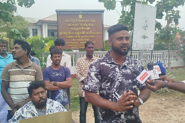 படகு வழங்கலில் முறைகேடு! வடமராட்சி கிழக்கு பிரதேச செயலகத்தில் போராட்டம் | Irregularities In Boat Supply Protest Vadamaratchi