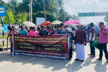 அடக்குமுறை சட்டங்களுக்கு எதிர்ப்பு தெரிவித்து மட்டக்களப்பில் பாரிய போராட்டம் : பொலிஸார் அச்சுறுத்தல்