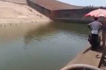 වතුරට වැටුණු දුරකථනය ගැනීමට ජලාශයක් හිස්කළ නිලධාරියාගේ වැඩ තහනම්..!