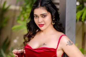 கையில் ஒயின்!! நீச்சல் குளத்தில் கிளாமர் போஸ் கொடுத்த தர்ஷா குப்தா..