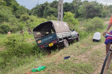 இராணுவ கெப் வாகனம் விபத்து: இருவர் படுகாயம் (Photo)