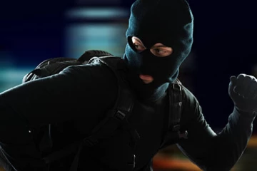 தமிழர் பகுதியில் தாயாரின் நகையை திருடிய இளைஞன் தப்பியோட்டம்