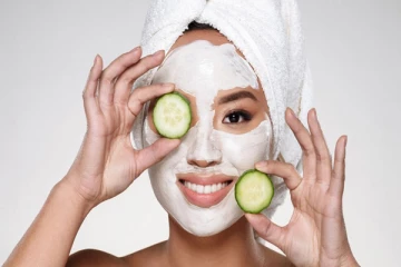 முகம் பளபளவென ஜொலிக்க வேண்டுமா? மஞ்சள் மற்றும் கடலை மாவு எது பெஸ்ட்?