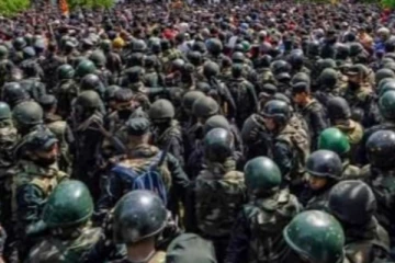 පාර්ලිමේන්තුව ආසන්නයට ආයුධ සන්නද්ධ පිරිසක්..ආරක්ෂක අංශ වෙඩි තියන්න සූදානම් වෙයි..