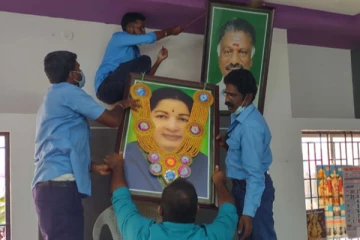 'யார் ஆட்சியில் யார் படம் வைப்பது...' - முன்னாள் முதலமைச்சர் படங்கள் அகற்றம்