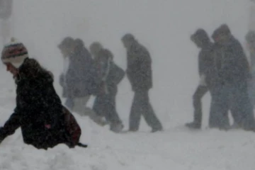 இங்கிலாந்தை ராட்சத பனிப்புயல் புரட்டிப்போடும்; வானிலை ஆய்வு மையம் எச்சரிக்கை