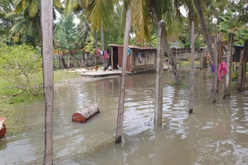 தேங்கி நிற்கும் வெள்ள நீர் வெளியேற்ற முடியாமல் மக்கள் அவதி (VIDEO)