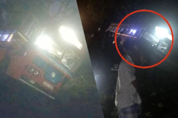 அம்பாறை - வங்களாவடி பிரதான வீதியில் விபத்துக்குள்ளான அரச பேருந்து