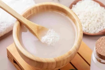 சமைத்த அரிசி நீரில் ஒரு சிட்டிகை கருப்பு உப்பு கலந்து குடித்தால் என்ன பயன்?