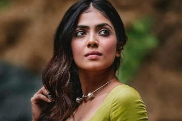 மாலத்தீவ்வில் நீச்சல் உடையில் சுற்றி திரியும் நடிகை மாளவிகா மோகனன்.. தீயாய் பரவும் போட்டோ